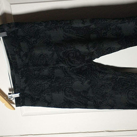 HUE Pants - Hue black leggings with velvet tapestry print